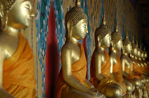 Buddahstatuen im Wat Arun