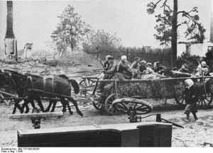 Flüchtlinge aus Ostpreußen auf Pferdewagen.