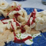 Spettkaka mit Crème Fraiche und Himbeersoße