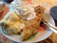 Stufe 2: Apfelkuchen mit Vanilleeis und Sahne Stufe 2: Apfelkuchen mit Vanilleeis und Sahne