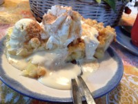 Alarmstufe: Käsekuchen mit Sahne, Vanilleeis, Zimt und Zucker in Vanillesoße schwimmend Alarmstufe: Käsekuchen mit Sahne, Vanilleeis, Zimt und Zucker in Vanillesoße schwimmend